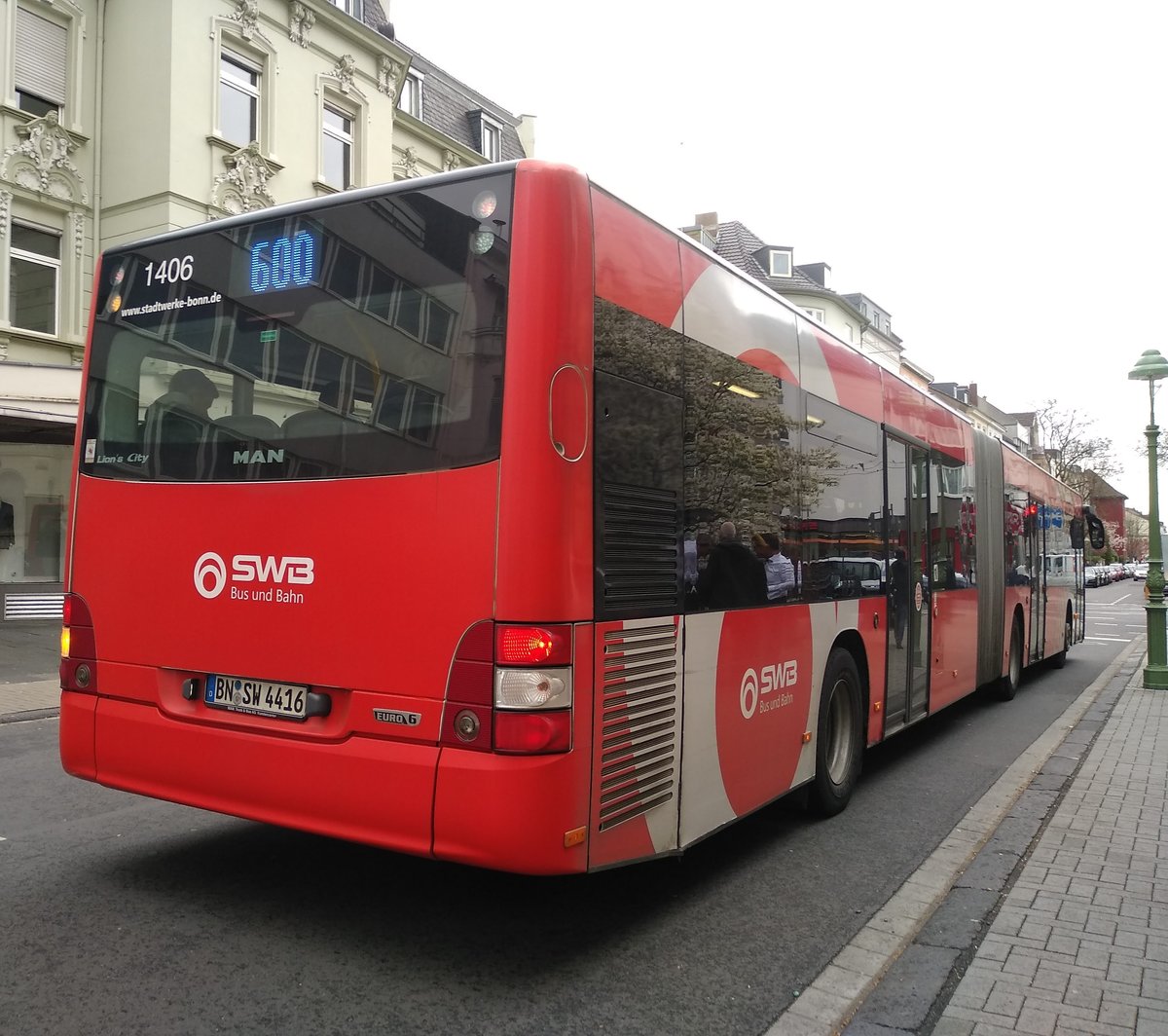 Hier ein Bus von 2014 der Stadtwerke Bonn GMBH, gerade abgefahren von der Haltestelle  Weberstr.  abgefahren.