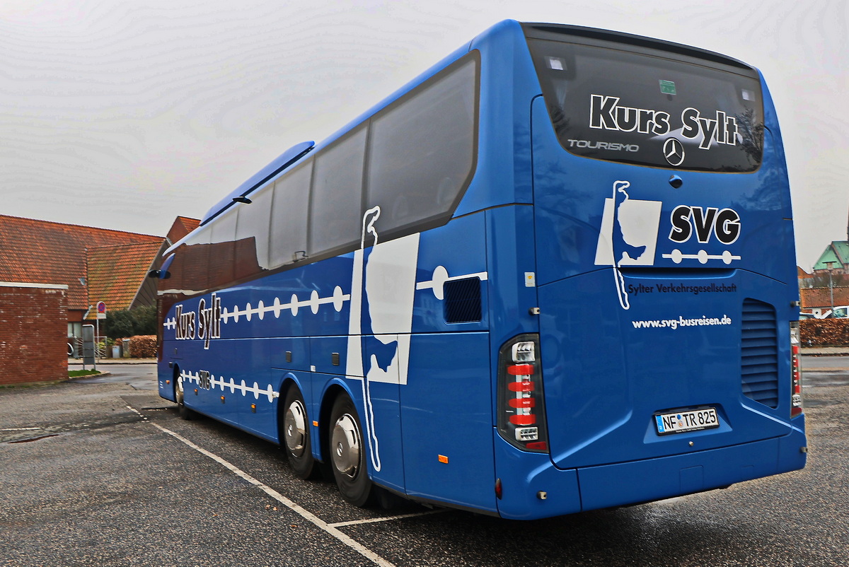Hier ein weitere  Heckansicht eines Mercedes-Benz  der Sylter Verkehrsgesellschaft SVG von Sylt kommend in Ribe (Dänemark) am 24. März 2026.
