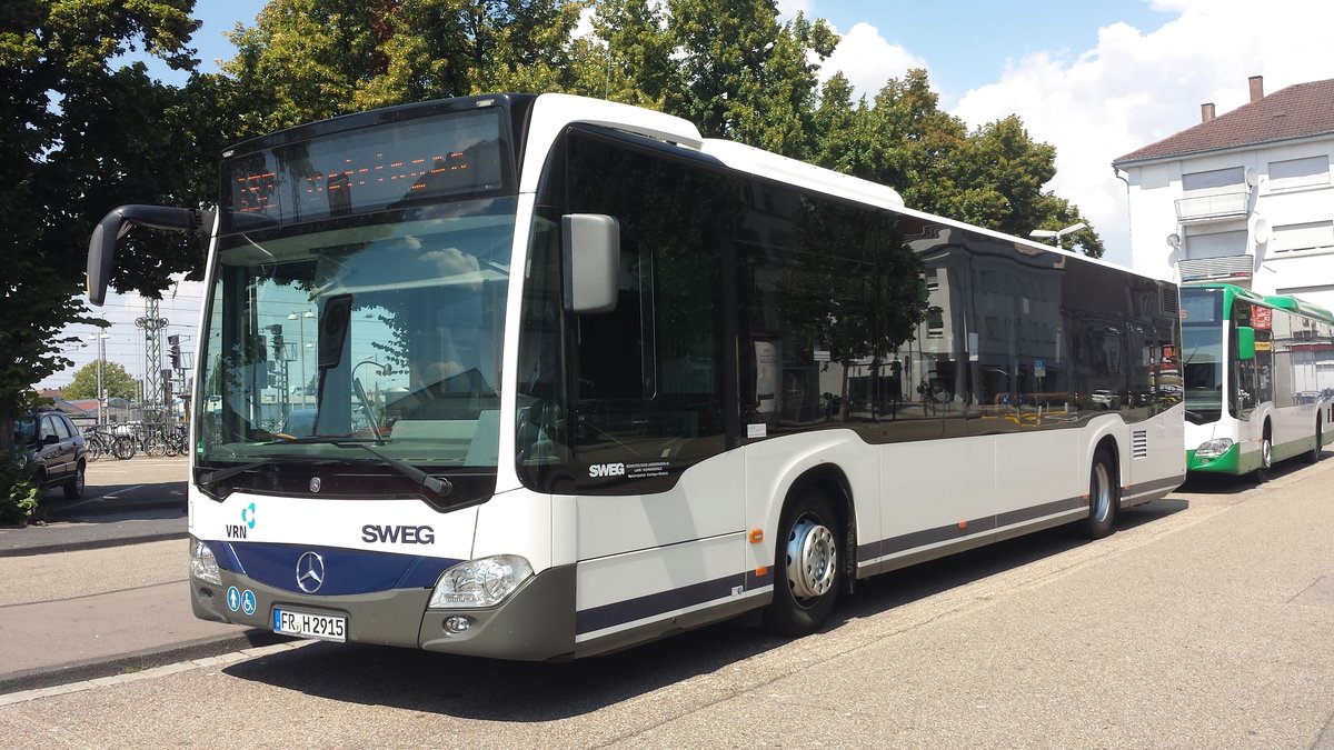 Hier ist der FR H 2915 der SWEG auf der Buslinie 132 nach Östringen unterwegs. Gesichtet am 25.07.2018 am Bahnhof Bruchsal.