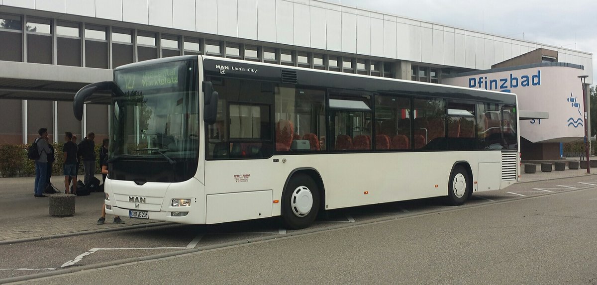 Hier ist der GER E 203 von Pfadt Reisen auf der Schulbuslinie 127 nach Wiesental Marktplatz unterwegs. Gesichtet am 21.09.2018 am Schulzentrum in Phillipsburg.