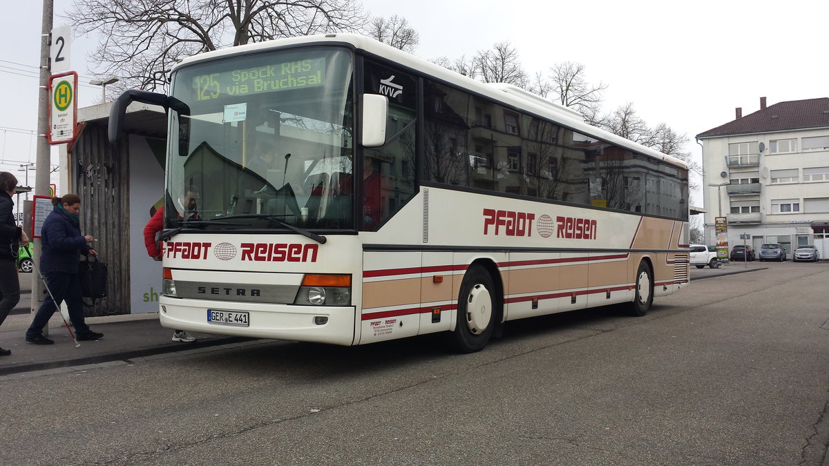 Hier ist der GER E 441 von Pfadt Reisen auf der Buslinie 125 nach Spöck Richard Hecht Schule über Bruchsal unterwegs. Gesichtet am 27.03.2018 am Bahnhof Bruchsal.