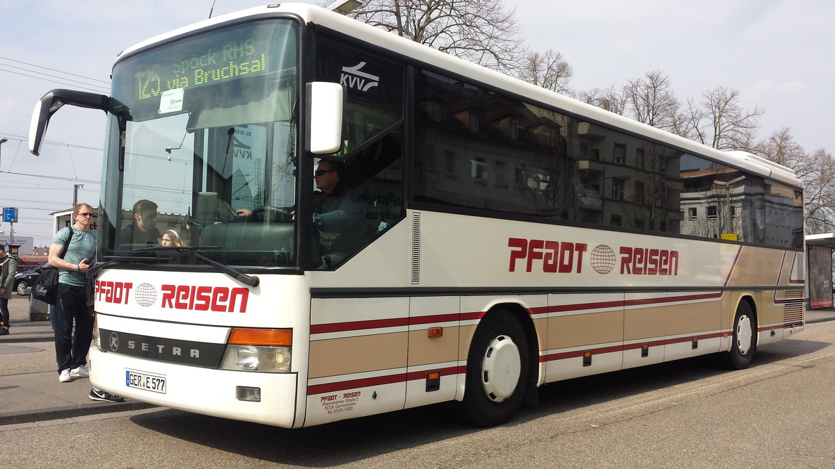 Hier ist der GER E 577 von Pfadt Reisen auf der Buslinie 125 Spöck Richard-Hecht-Schule über Bruchsal unterwegs. Gesichtet am 27.03.2018 am Bruchsal Bahnhof.