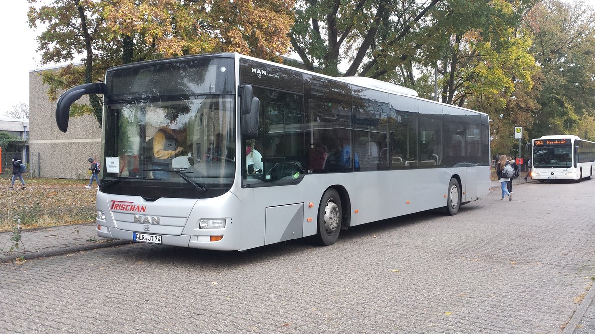 Hier ist der GER JT 74 von Trischan Reisen auf der Schulbuslinie 598 nach Rülzheim unterwegs. Gesichtet am 30.10.2018 am Schulzentrum in Kandel.