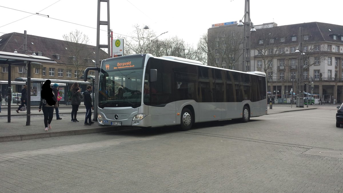 Hier ist der GER JT 79 von Trischan Reisen auf der Buslinie 44 zum Bergwald über Hohenwettersbach unterwegs. Gesichtet am 26.03.2018 am Hauptbahnhof in Karlsruhe.