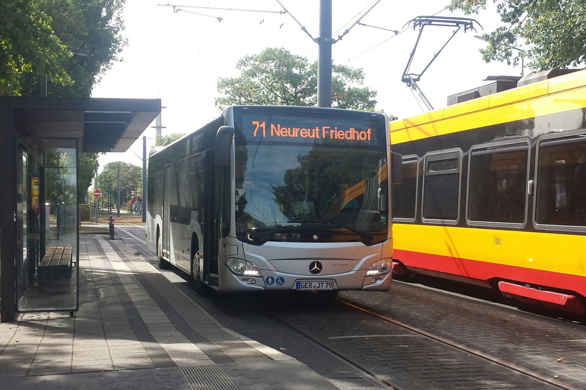 Hier ist der GER JT 79 von Trischan Reisen auf der Buslinie 71 zum Friedhof in Neureut unterwegs. Gesichtet am 22.09.2018 am Heidehof in Karlsruhe.