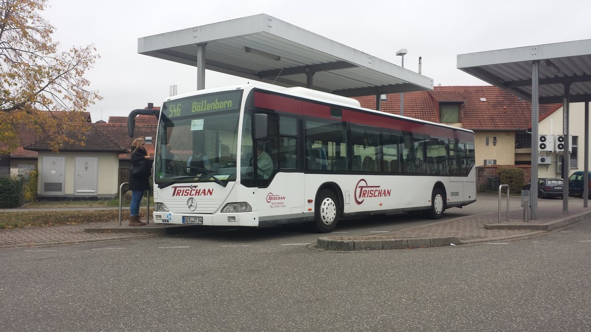 Hier ist der GER JT 94 von Trischan Reisen auf der Schulbuslinie 546 nach Böllenborn unterwegs. Gesichtet am 29.10.2018 am Bahnhof Bad Bergzabern.