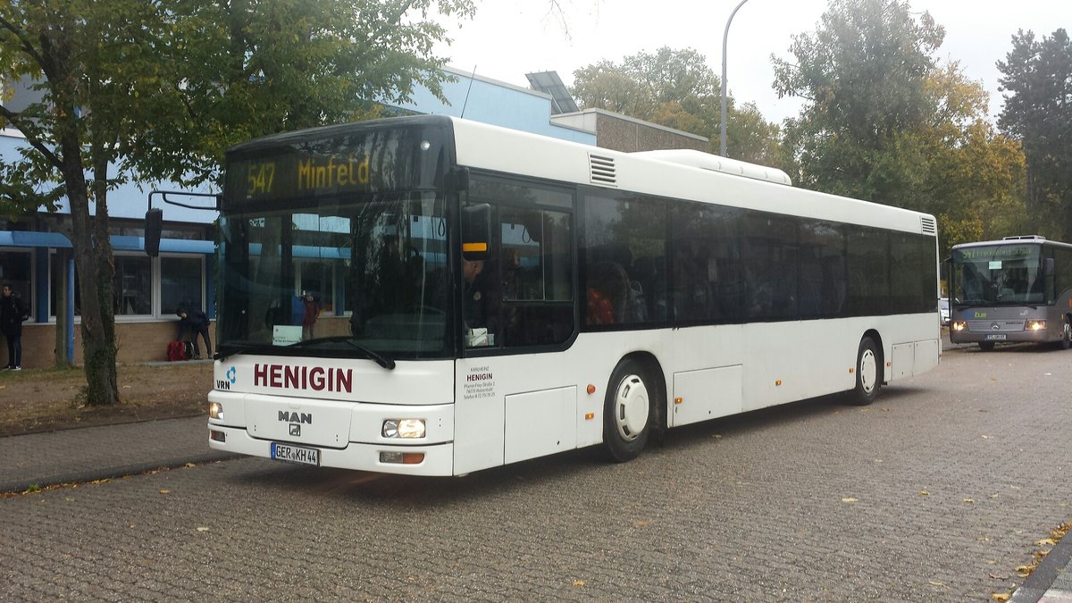Hier ist der GER KH 44 von Henigin Reisen auf der Buslinie 547 nach Minfeld unterwegs. Gesichtet am 30.10.2018 am Schulzentrum in Kandel.