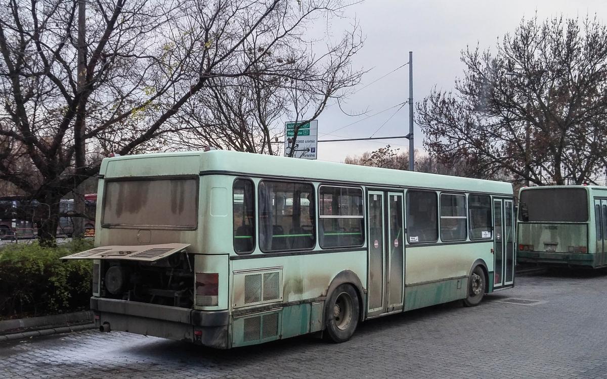 Hier ist irgendetwas ausgebrannt oder ausgeflossen. Ikarus 415, Kaposvar Busbahnhof am 20.11.2017