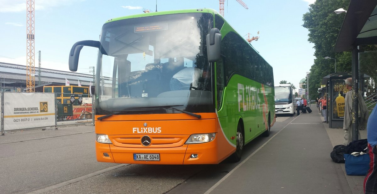 Hier ist der KA AE 6048 von Werner Reisen/Flixbus auf dem Weg nach Düsseldorf. Gesichtet am 31.05.2018 am ZOB in Karlsruhe.