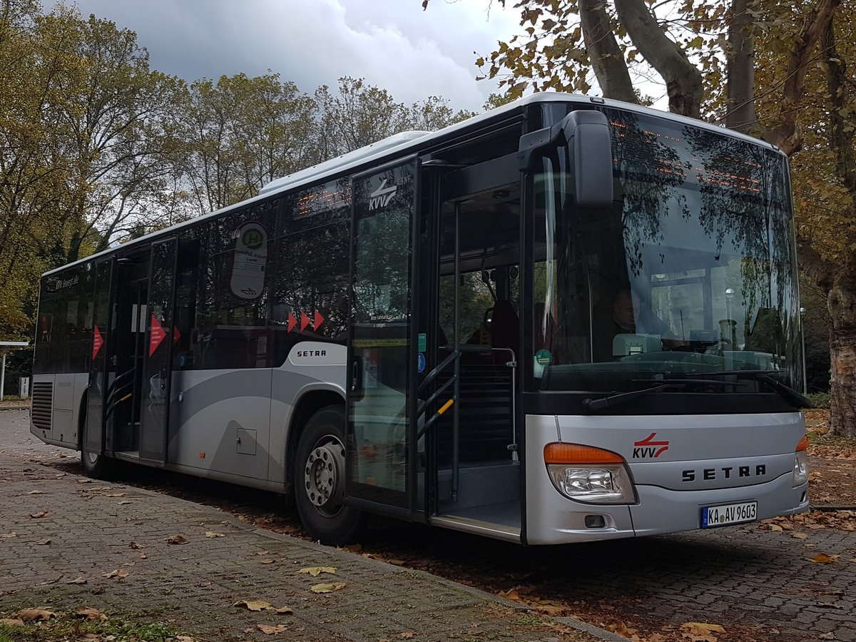 Hier ist der KA AV 9603 von der AVG auf der Buslinie 107 nach Ettlingen über Killisfeld  im Einsatz. Fotografiert am 02.11.2019 am Bahnhof in Karlsruhe Durlach.