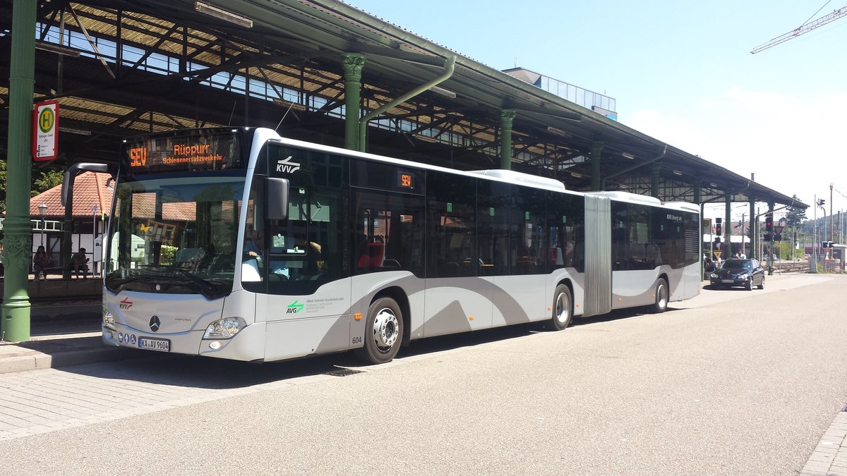 Hier ist der KA AV 9604 der AVG auf der SEV Linie S1 nach Karlsruhe Rüppurr unterwegs. Gesichtet am 27.07.2018 am Bahnhof Ettlingen Stadt.