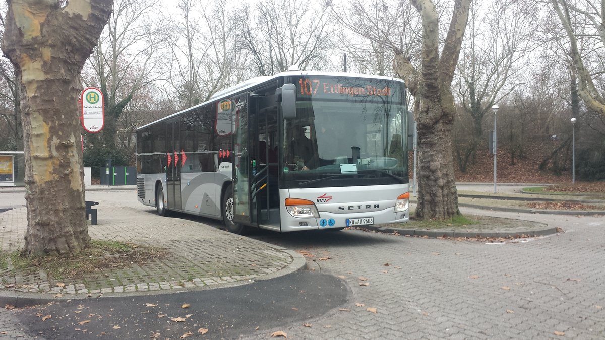 Hier ist der KA AV 9606 von der AVG auf der Buslinie 107 nach Ettlingen Stadt unterwegs. Gesichtet am Bahnhof Durlach in Karlsruhe am 27.12.2018.