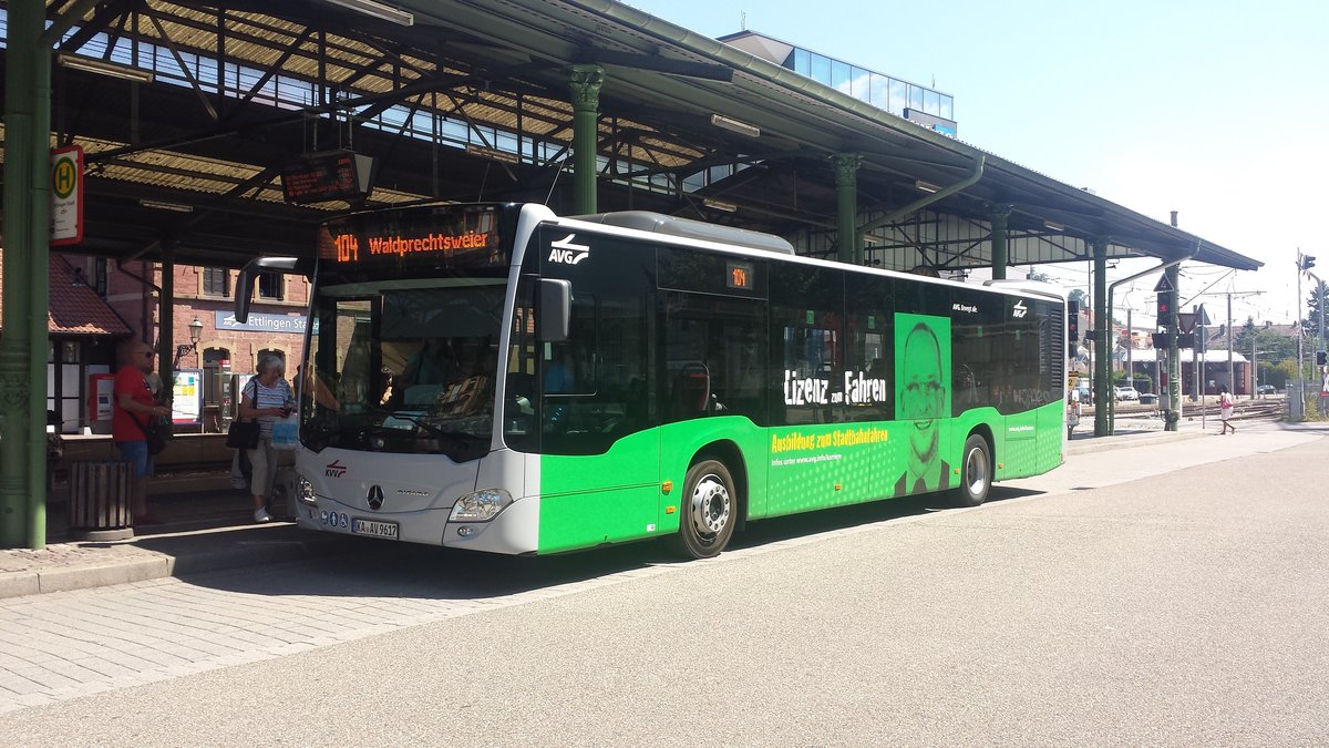Hier ist der KA AV 9617 der AVG auf der Buslinie 104 nach Waldprechtweier unterwegs. Gesichtet am 27.07.2018 am ZOB in Ettlingen Stadt.