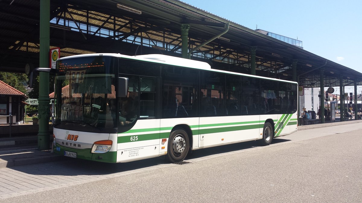 Hier ist der KA AV 9625 der AVG auf der Buslinie 107 zum Durlach Bahnhof unterwegs. Gesichtet am 27.07.2018 am ZOB in Ettlingen.