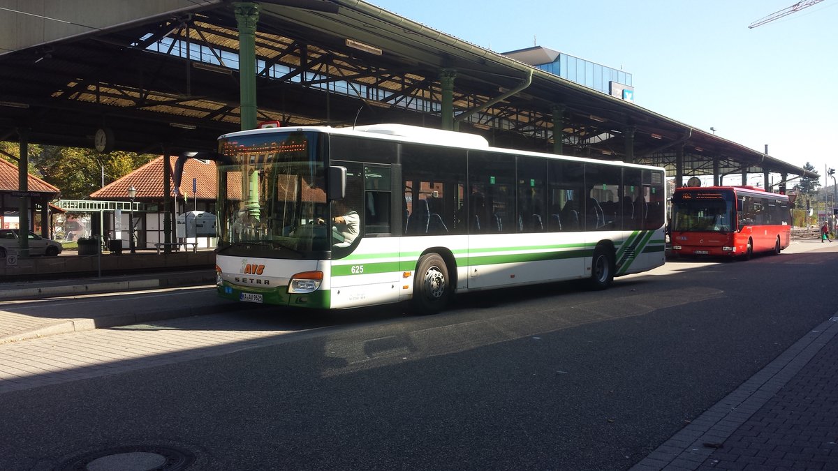 Hier ist der KA AV 9625 der AVG auf der Buslinie 107 zum Bahnhof Durlach unterwegs. Gesichtet am 04.10.2018 am ZOB in Ettlingen.