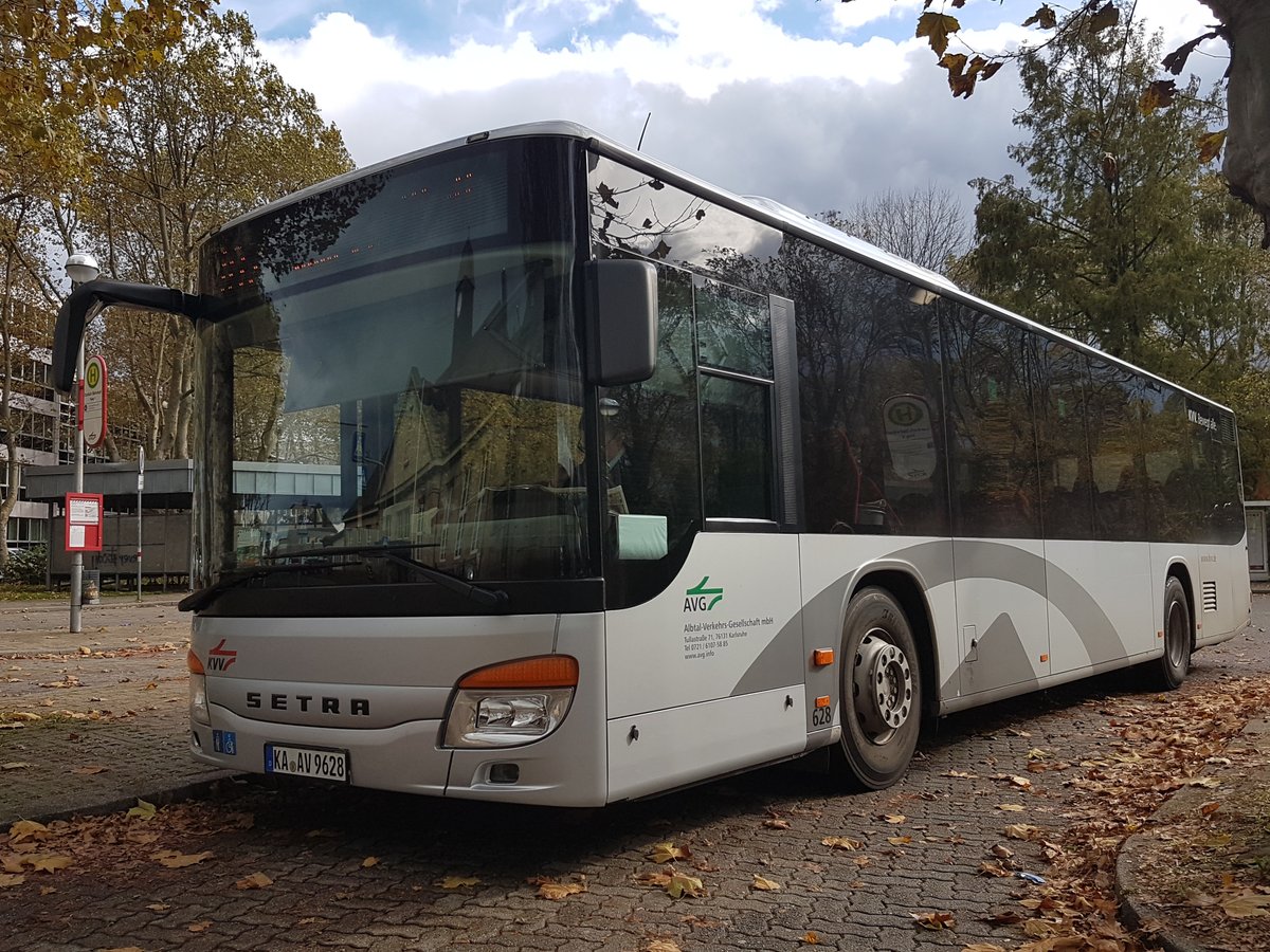 Hier ist der KA AV 9628 von der AVG auf der Buslinie 107 nach Ettlingen Stadt über Killisfeld im Einsatz. Abgelichtet am 02 November 2019 am Bahnhof in Karlsruhe Durlach.