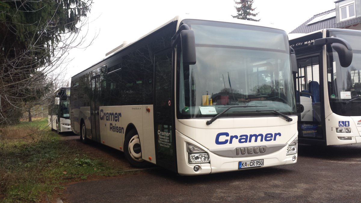 Hier der KA CR 950 von Cramer Reisen wartet auf seinen Einsatz in Karlsruhe Durlach. (27.01.2018.)