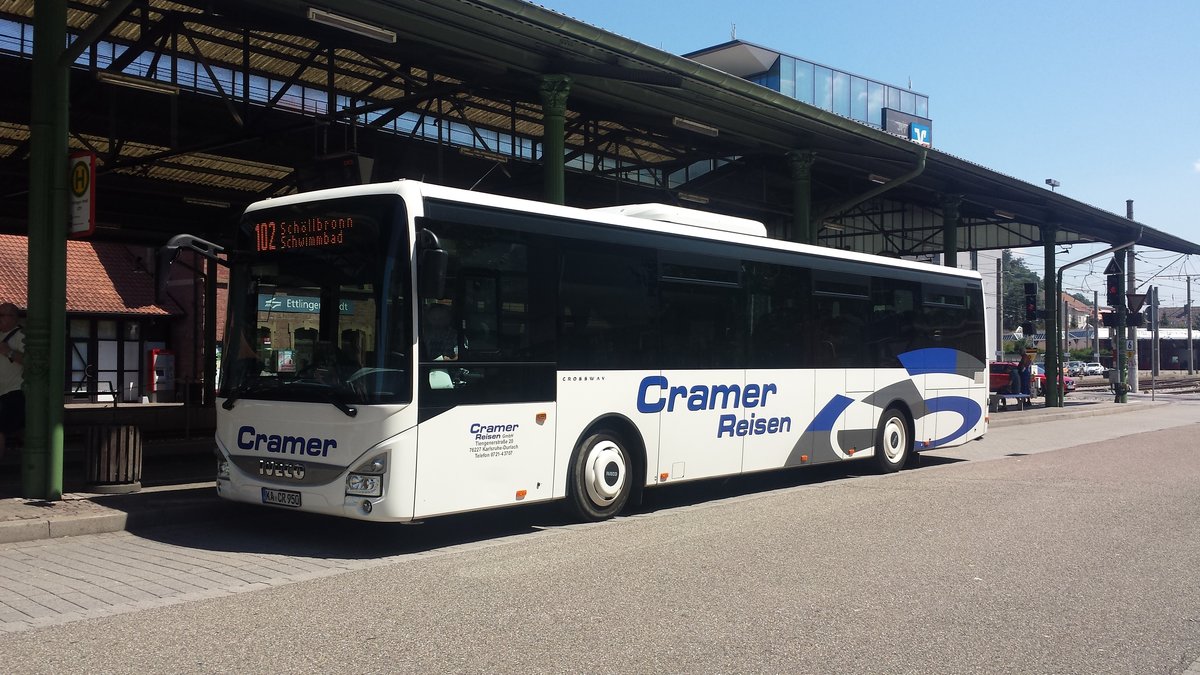 Hier ist der KA CR 950 von Cramer Reisen auf der Buslinie 102 nach Schöllbronn Schwimmbad unterwegs. Gesichtet am 27.07.2018 am Bahnhof Ettlingen Stadt.