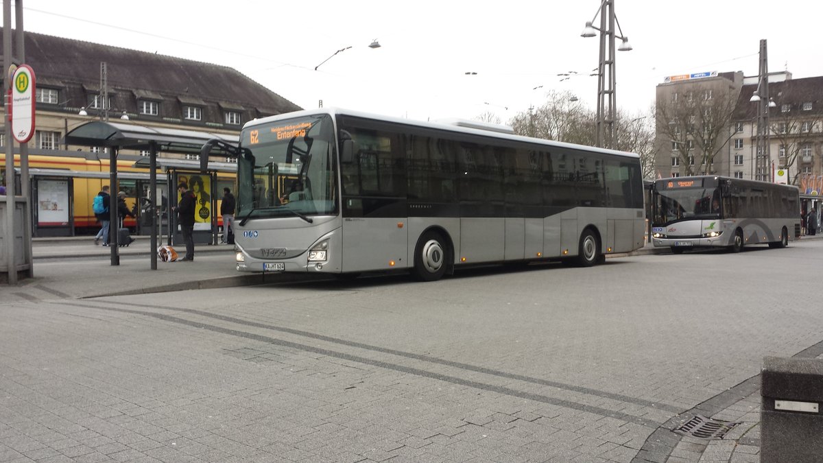Hier der KA HT 624 von Hagro Transbus auf der Buslinie 62 zum Entenfang und fährt über die Heidenstückersiedlung. Hier gesichtet am 28.01.2018. am Hauptbahnhof in Karlsruhe.