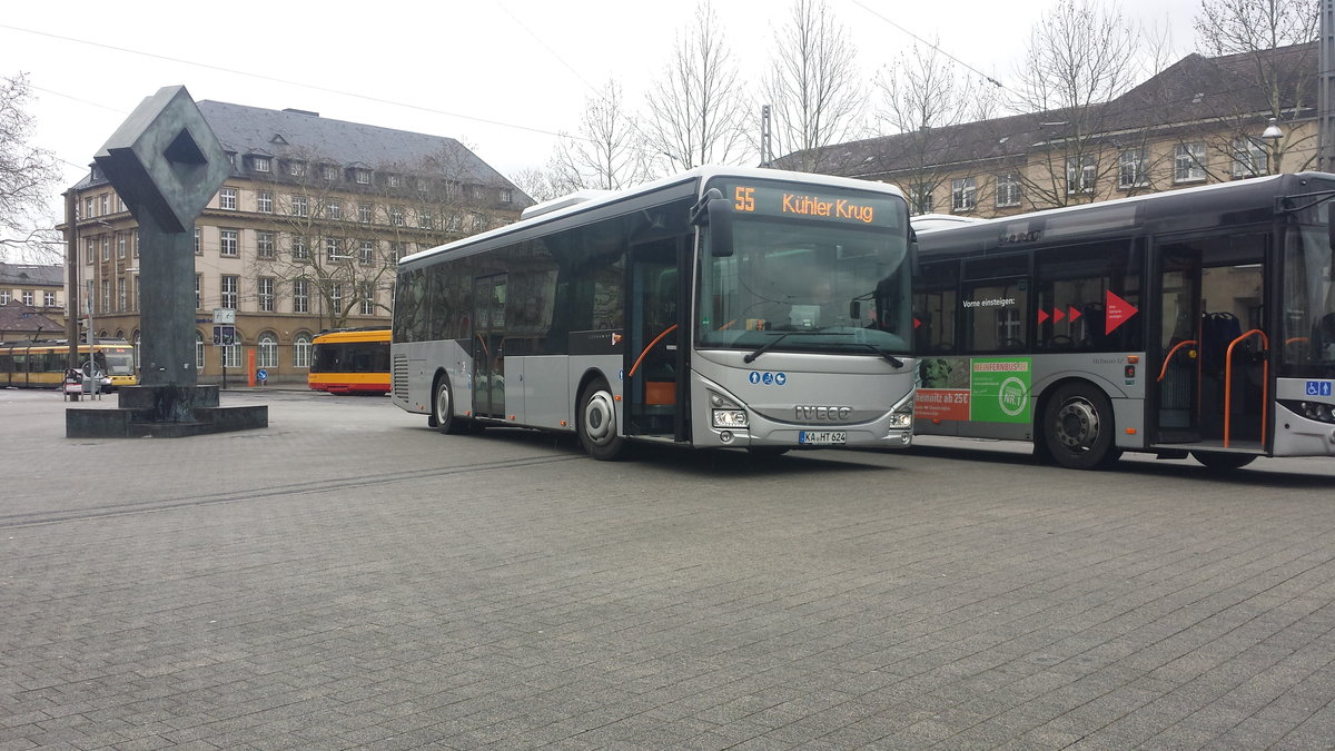 Hier der KA HT 624 von Hagro Transbus auf der Buslinie 55 zum Kühler Krug. Gesichtet am Hauptbahnhof in Karlsruhe am 10.03.2018.