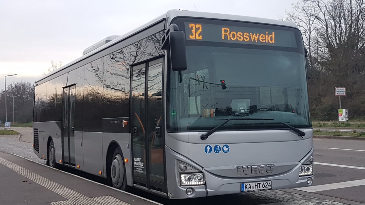 Hier ist KA HT 624 von Hagro Transbus auf der Buslinie 32 zur Rossweid im Einsatz. Abgelichtet am 03.01.2020 am Fächerbad in Karlsruhe.