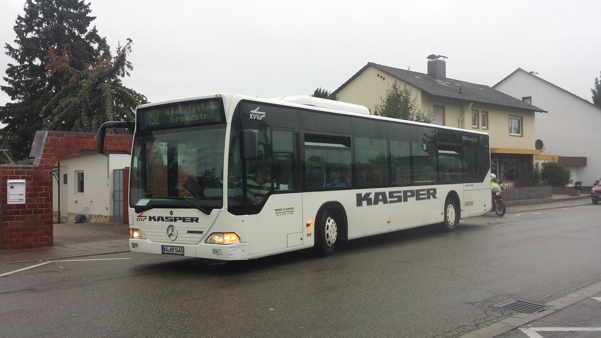 Hier ist der KA KR 1445 von Kasper Reisen auf der Buslinie 192 nach Hochstetten Grenzstraße unterwegs. Gesichtet am 21.09.2018 am Schulzentrum in Phillipsburg.