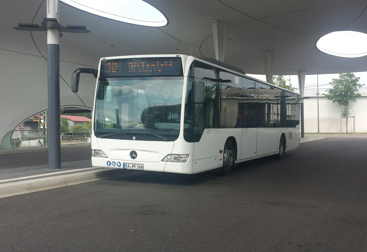 Hier ist der KA PF 166 der Südwestbus auf der Buslinie 712 nach Birkenfeld Gründle unterwegs. Gesichtet am 29.06.2018 am ZOB in Pforzheim.