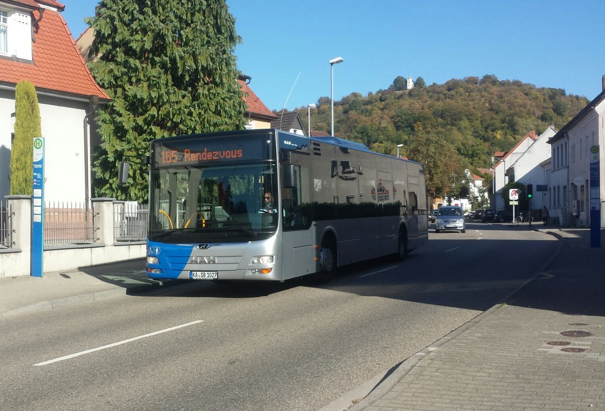 Hier ist der KA SB 1027 der Südwestbus/Bruchsal Max auf der Buslinie 185 nach Bruchsal Rendezvous unterwegs. Gesichtet am 04.10.2018 am Bahnhof Ost in Untergrombach.