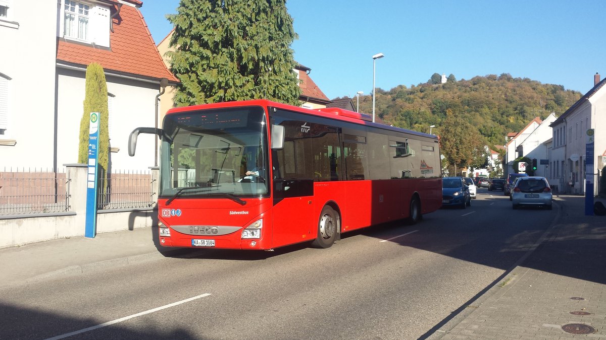 Hier ist der KA SB 1084 der Südwestbus auf der Buslinie 187 nach Büchenau unterwegs. Gesichtet am Bahnhof Ost in Untergrombach am 04.10.2018.