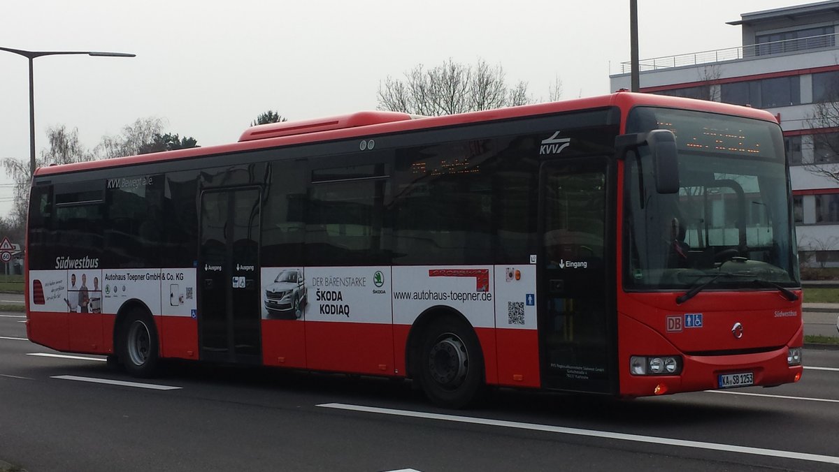 Hier ist der KA SB 1253 von Südwestbus (ex RBS, Stuttgart) auf der Buslinie 125 nach Kirrlach über Bruchsal unterwegs. Gesichtet im März 2018 am Fächerbad in Karlsruhe.