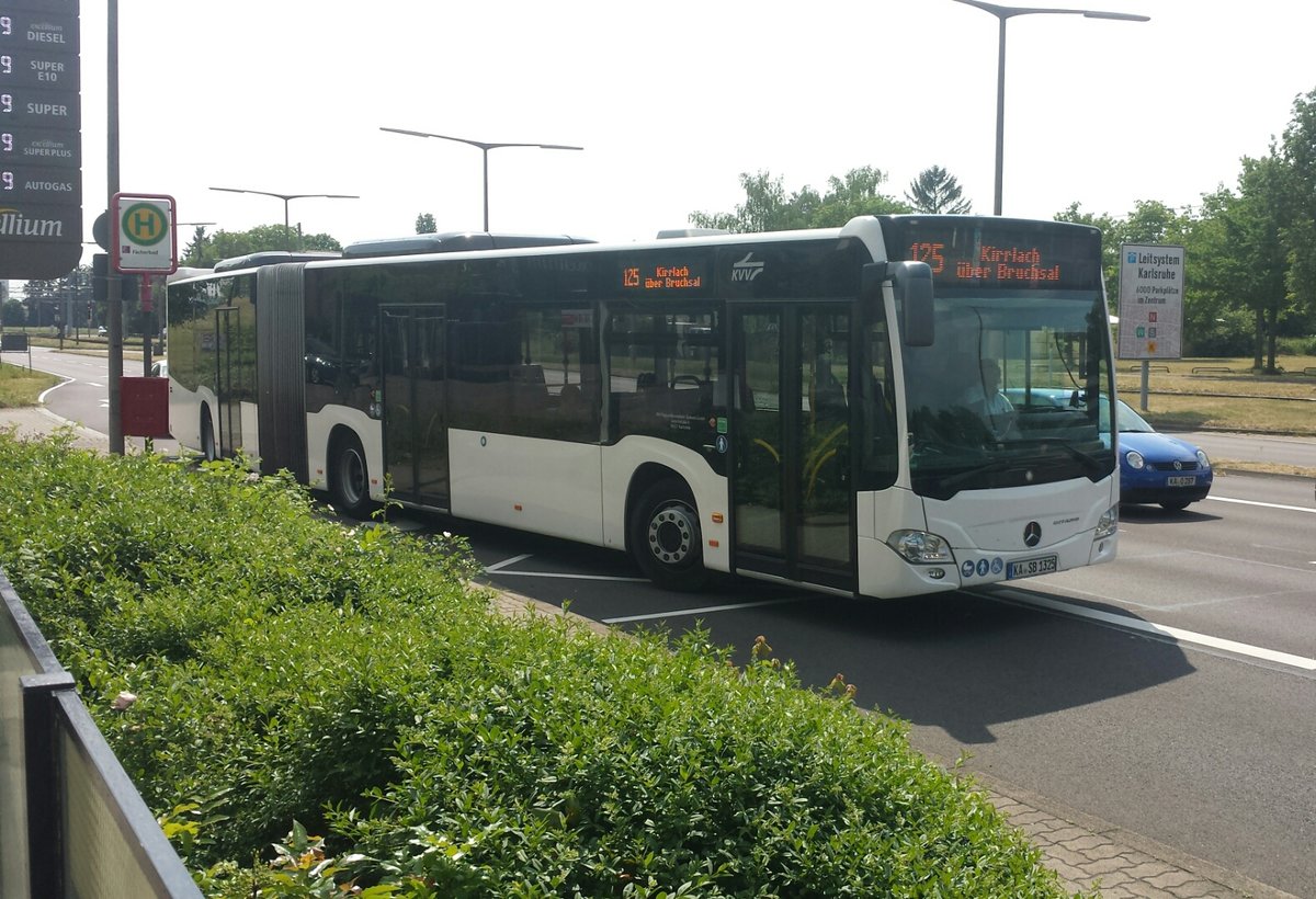 Hier ist der KA SB 1325 der Südwestbus auf der Buslinie 125 nach Kirrlach über Bruchsal unterwegs. Gesichtet am 11.05.2018 am Fächerbad in Karlsruhe.