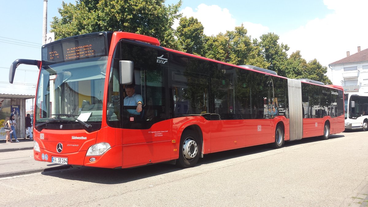 Hier ist der KA SB 164 der Südwestbus auf der Buslinie 125 nach Karlsruhe Tullastraße. Gesichtet am 25.07.2018 am Bahnhof Bruchsal.