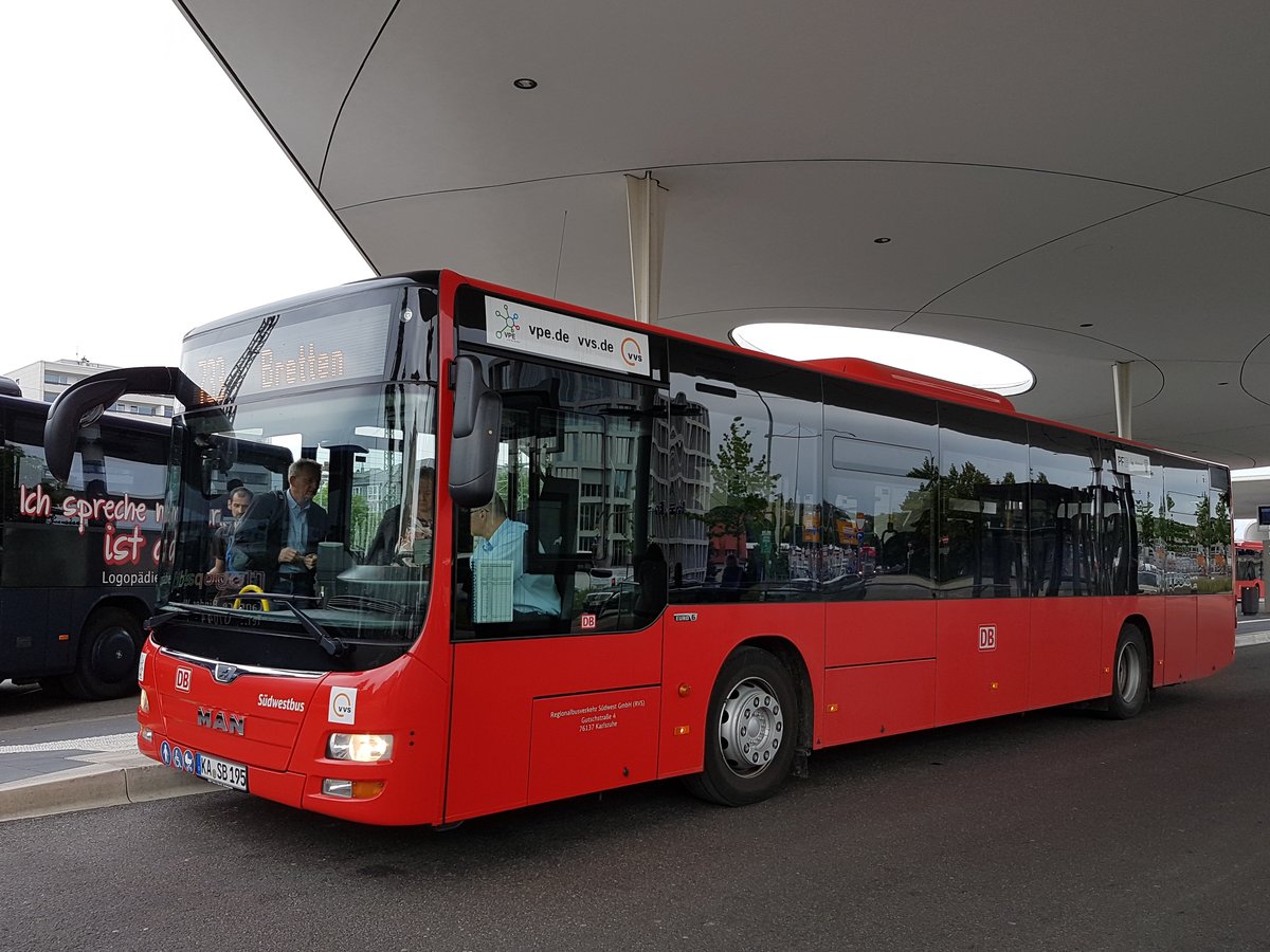 Hier ist der KA SB 195 von der RVS (Südwestbus) auf der Buslinie 733 nach Bretten unterwegs. Gesichtet am 11 Juni 2019 am BHF in Pforzheim.
