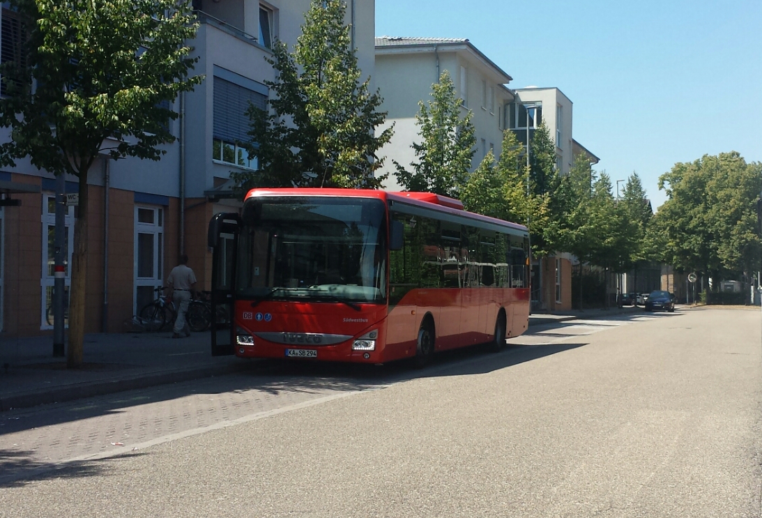 Hier ist der KA SB 294 der Suedwestbus auf der Buslinie 106 nach Neuburgweier unterwegs. Gesichtet am 27.07.2018 am Stadtbahnhof in Ettlingen.