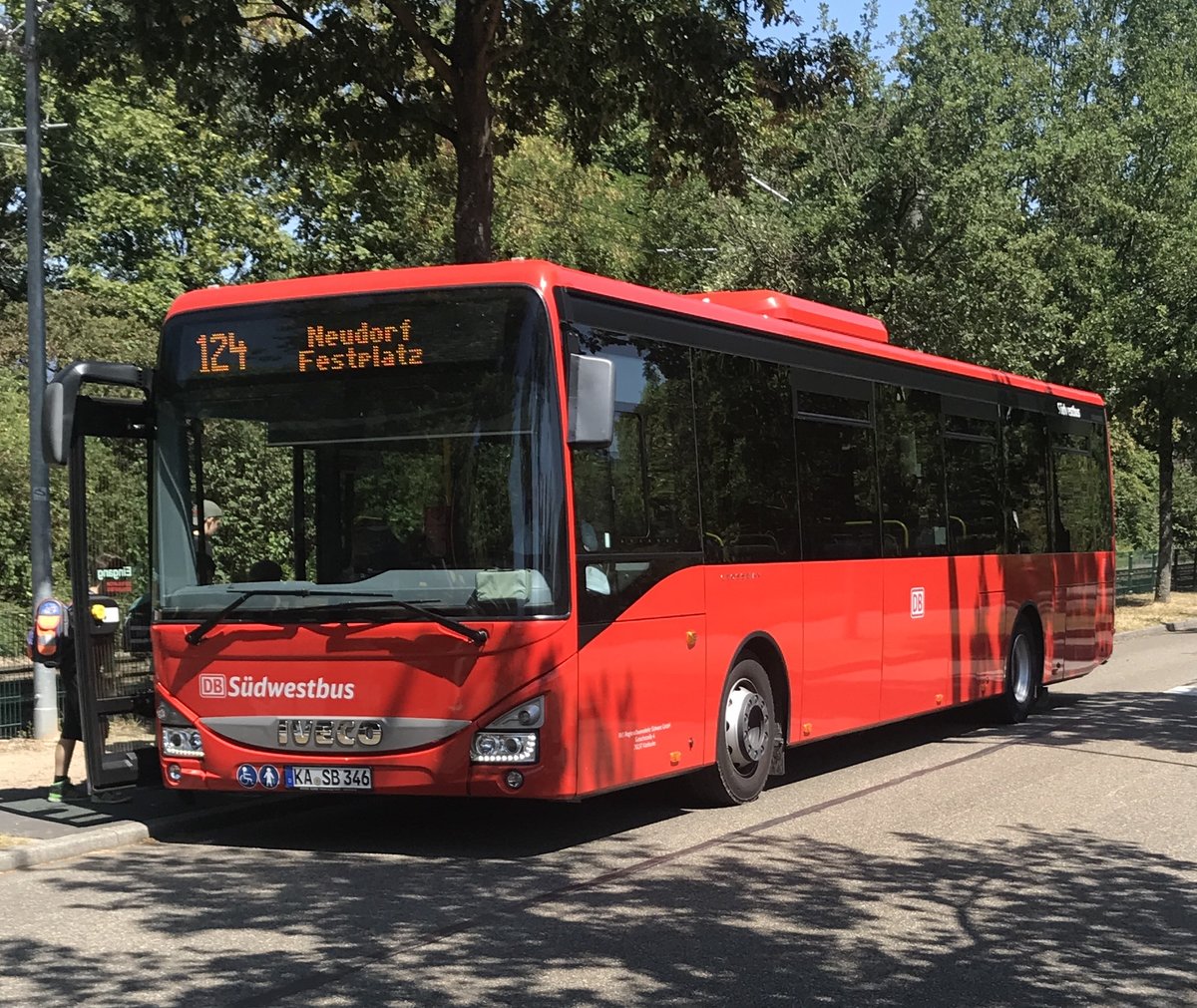 Hier ist der KA SB 346 der Südwestbus auf dem Schulbuskurs der Linie 124 nach Neudorf Festplatz unterwegs. Gesichtet am 19.07.2018 an der Haltestelle Glogauer Straße in Karlsruhe.