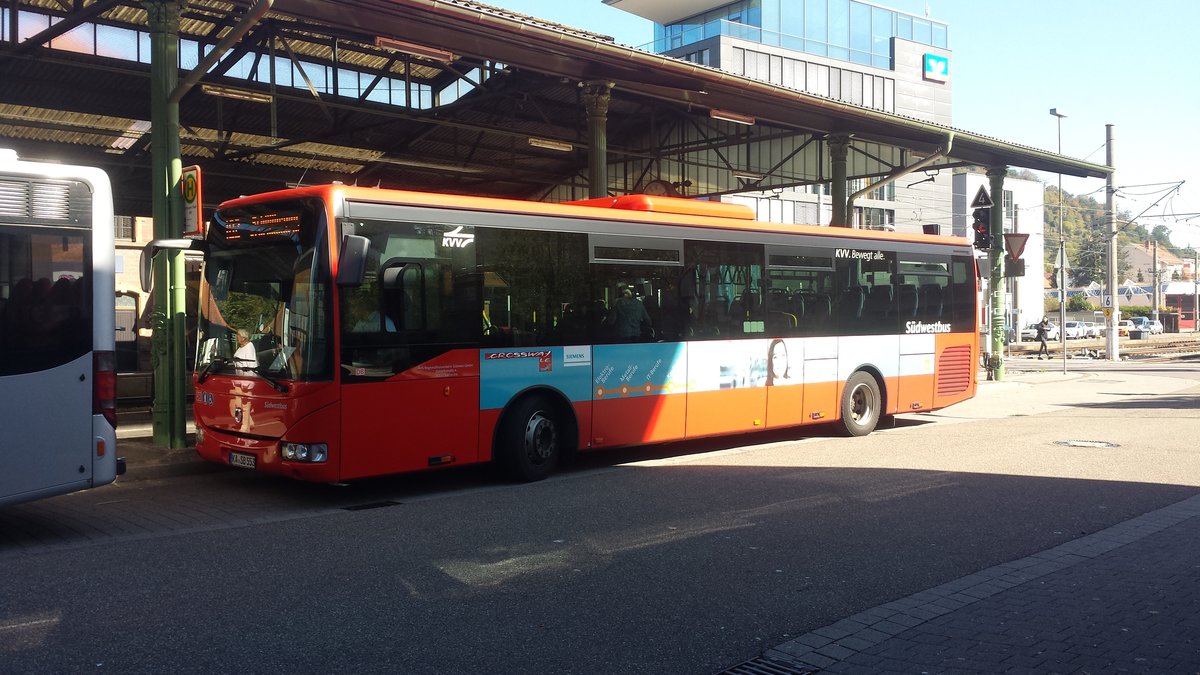 Hier ist der KA SB 553 der Südwestbus auf der Buslinie 102 nach Schöllbronn Schwimmbad unterwegs. Gesichtet am 04.10.2018 am ZOB in Ettlingen.