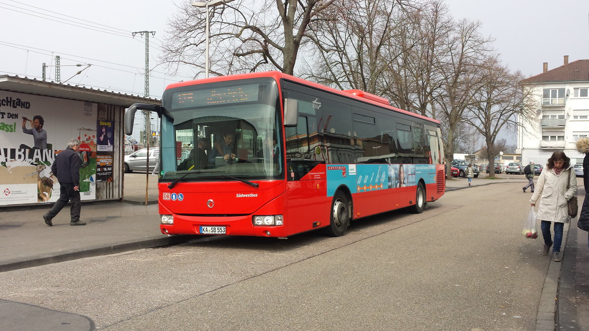Hier ist der KA SB 553 der Südwetsbus auf der Buslinie 125 nach Kirrlach Hinterfeld unterwegs. Gesichtet am 27.03.2018 am Bahnhof Bruchsal.