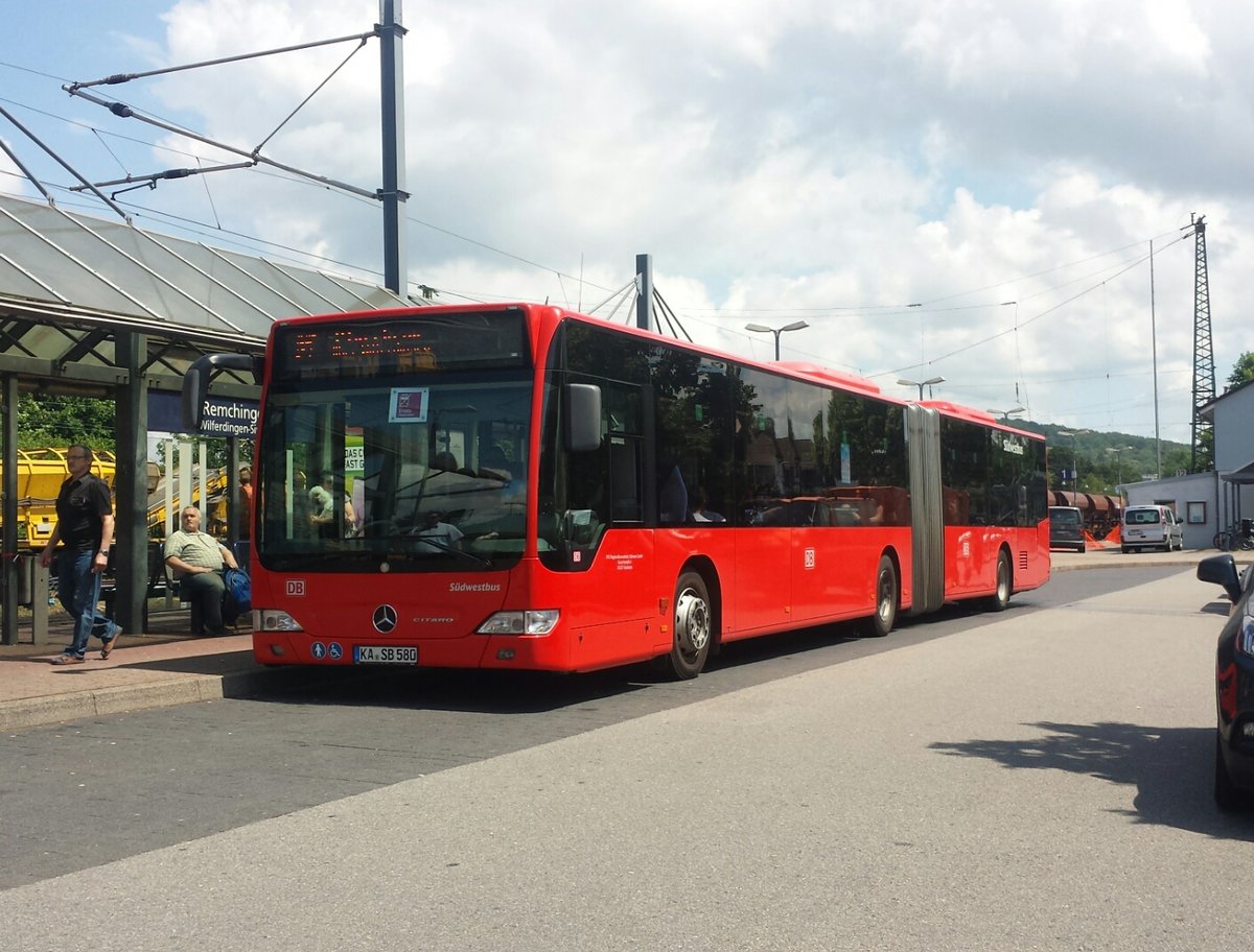 Hier ist der KA SB 580 der Südwestbus auf der SEV Linie R5 nach Pforzheim unterwegs. Gesichtet am 01.06.2018 am Bahnhof Wilferdingen/Singen.