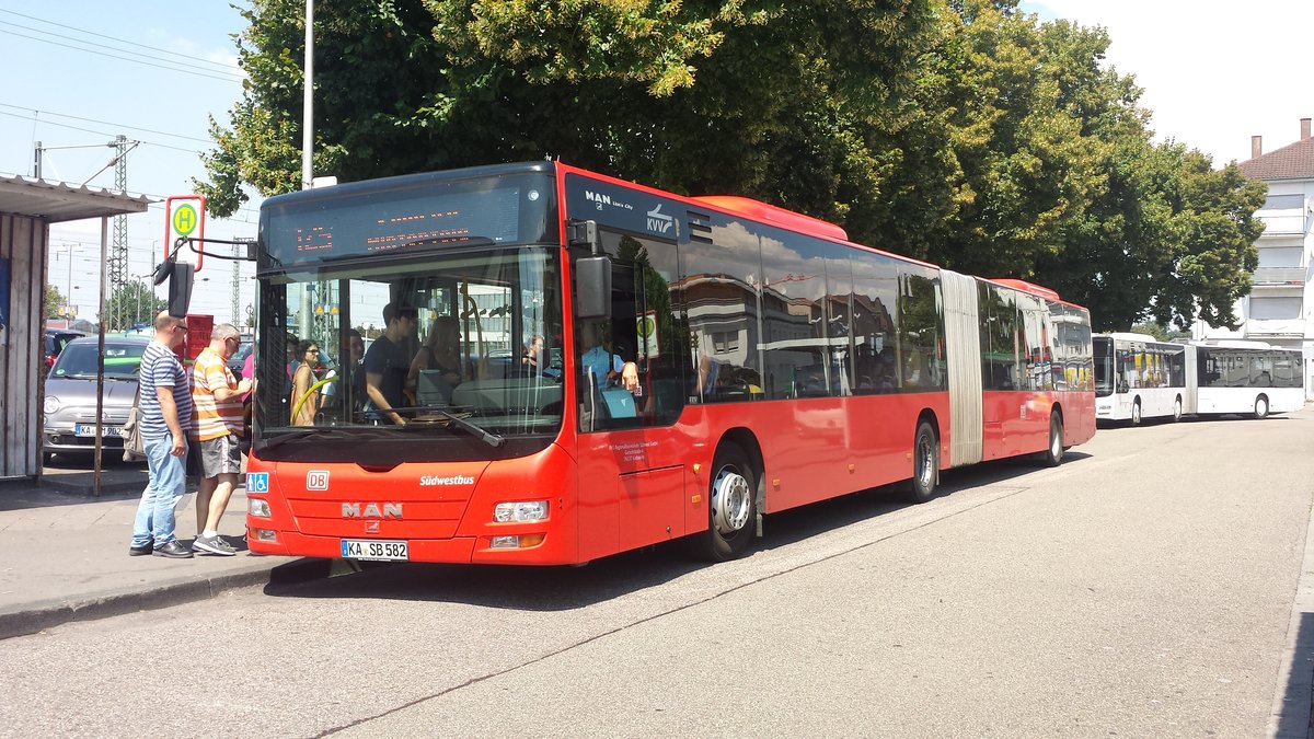 Hier ist der KA SB 582 der Südwestbus auf der Buslinie 125 nach Kirrlach Hinterfeld unterwegs. Gesichtet am 25.07.2018 am Bahnhof Bruchsal.