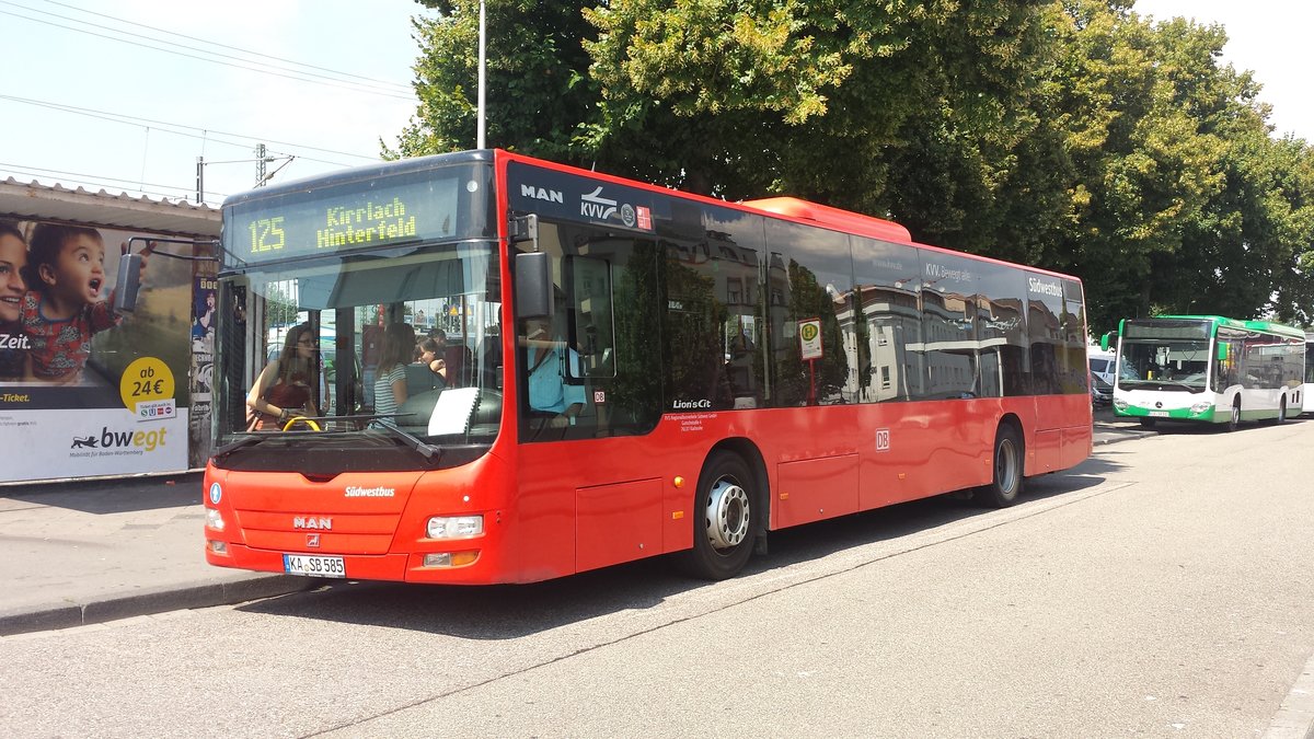 Hier ist der KA SB 585 der Südwestbus auf der Buslinie 125 nach Kirrlach Hinterfeld unterwegs. Gesichtet am 25.07.2018 am Bahnhof Bruchsal.