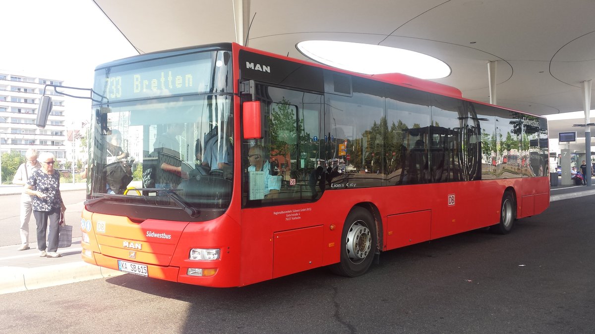 Hier ist der KA SB 615 der Südwestbus auf der Buslinie 733 nach Bretten Bahnhof unterwegs. Gesichtet am Pforzheim Bahnhof/ZOB am 29.06.2018.