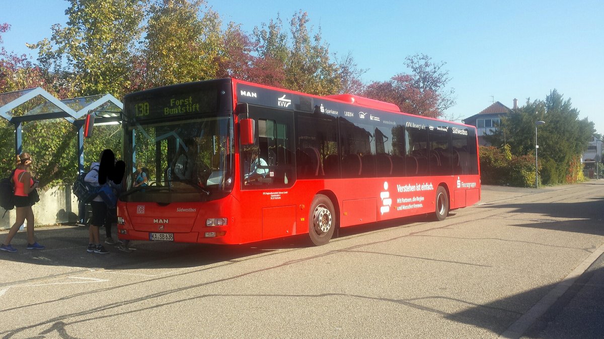 Hier ist der KA SB 635 der Südwestbus auf der Schulbuslinie 130 nach Forst Buntstift unterwegs. Gesichtet am 05.10.2018 am Schulzentrum in Ubstadt.