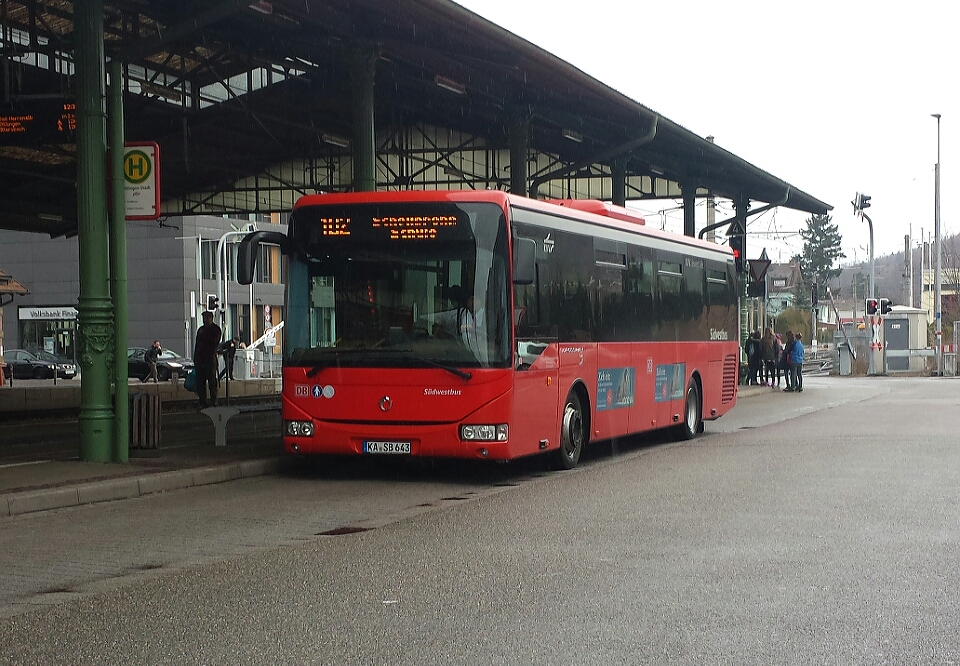 Hier der KA SB 643 der Südwestbus auf der Buslinie 102 nach Schöllbronn Schule. Gesichtet am 10.03.2018 in Ettlingen Stadt.
