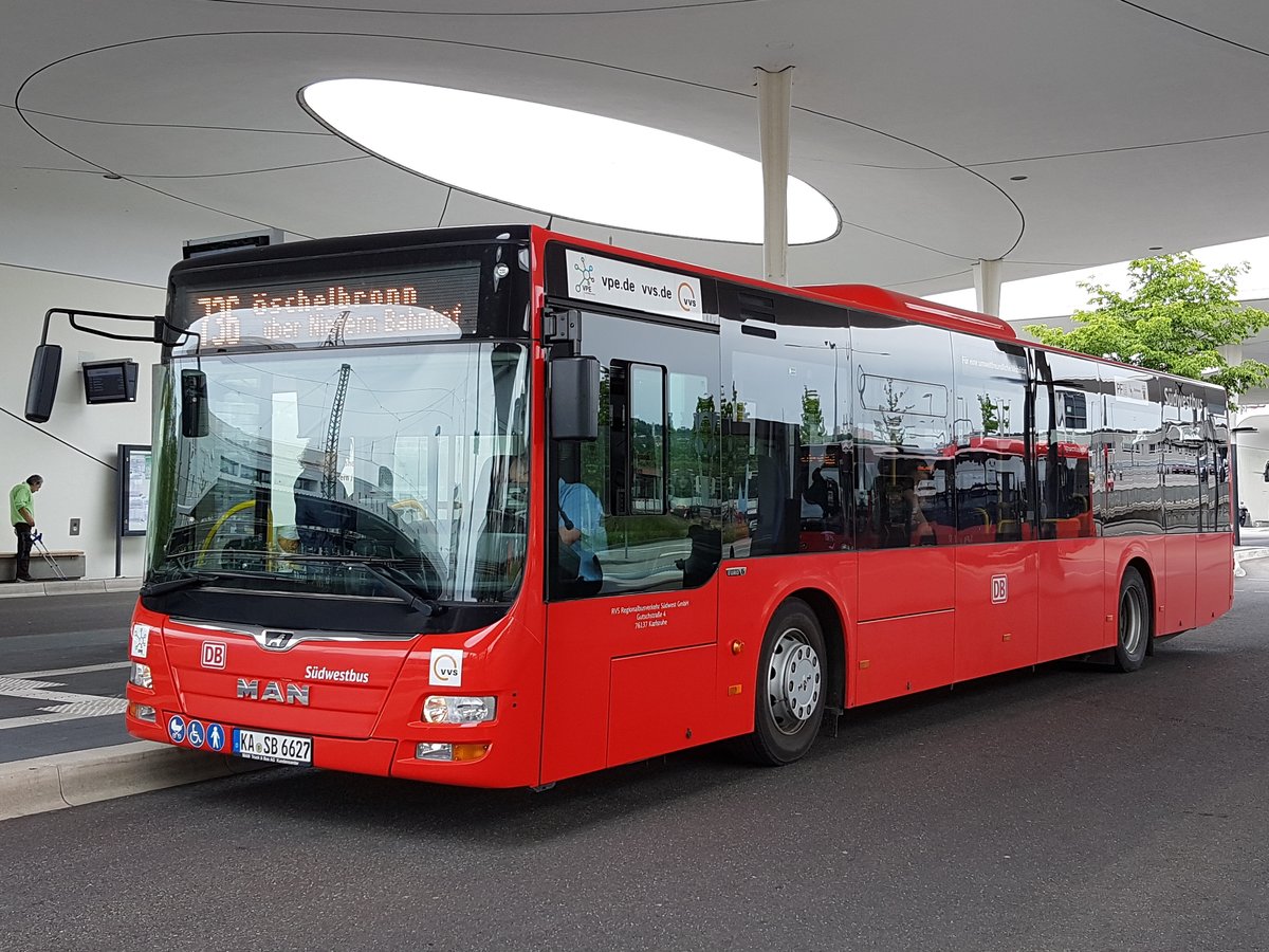 Hier ist der KA SB 6627 von der RVS (Südwestbus) auf der Linie 736 nach Öschelbronn über Niefern Bahnhof im Einsatz. Erwischt am 11 Juni 2019 am BHF in Pforzheim.