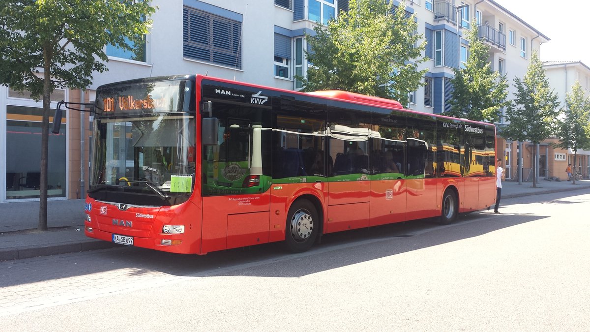 Hier ist der KA SB 697 der Südwestbus auf der Buslinie 101 nach Völkersbach unterwegs. Gesichtet am 27.07.2018 am Bahnhof in Ettlingen.