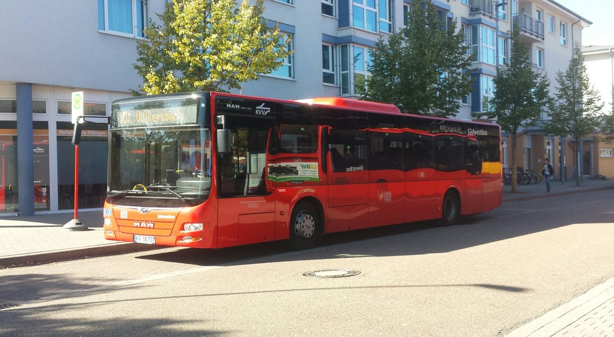 Hier ist der KA SB 737 der Südwestbus auf der Buslinie 101 nach Völkersbach unterwegs. Gesichtet am 04.10.2018 am ZOB in Ettlingen Stadt.