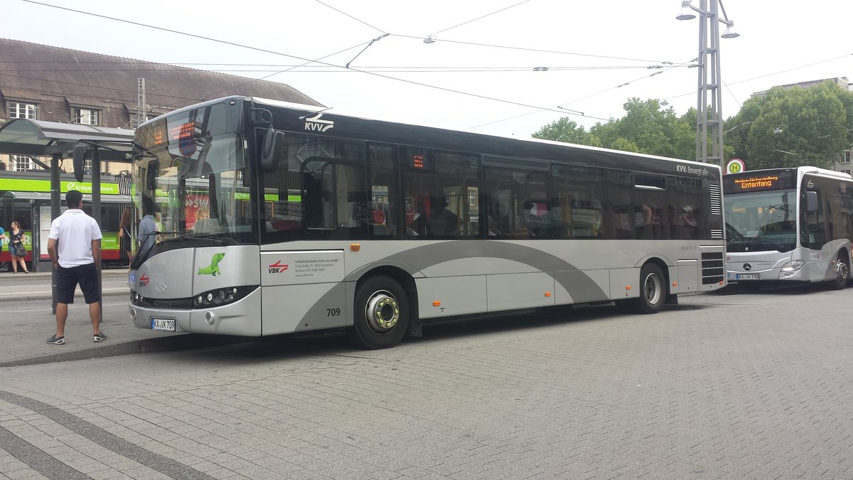Hier ist der KA VK 709 der VBK auf der Buslinie 50 nach Oberreut über Bulach unterwegs. Gesichtet am Hauptbahnhof in Karlsruhe am 20.07.2018.