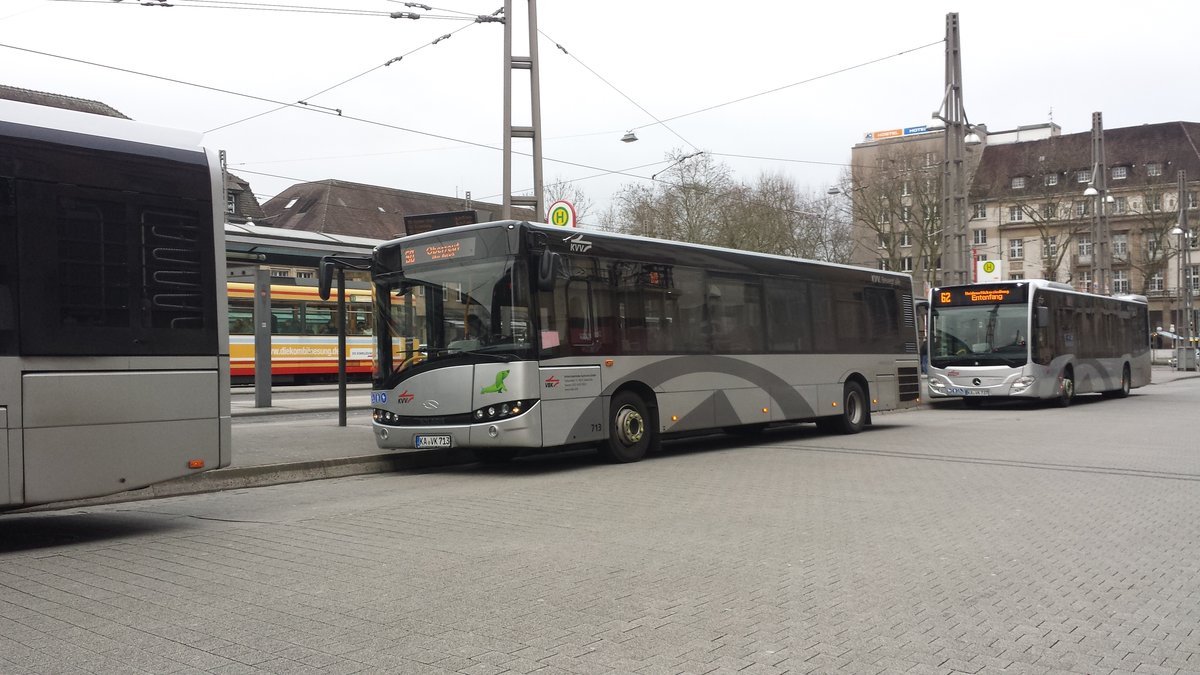 Hier der KA VK 713 der VBK auf der Buslinie 50 nach Oberreut über Bulach. Hier gesichtet am Hauptbahnhof in Karlsruhe am 28.01.2018.