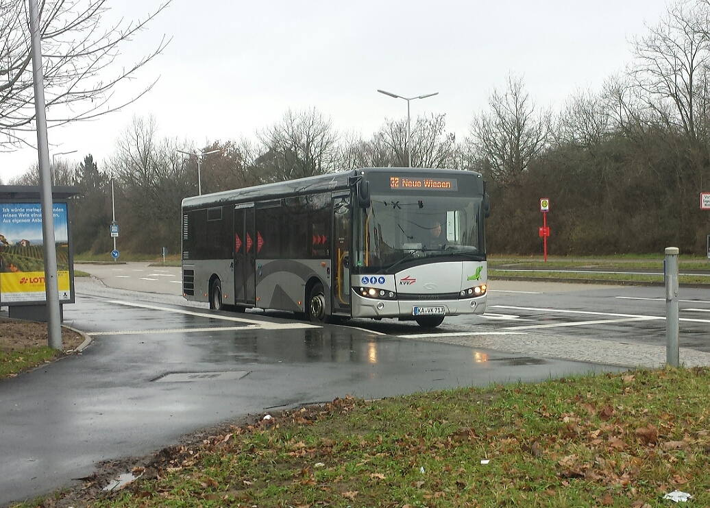 Hier der KA VK 713 der VBK auf der Buslinie 32 zu den Neuen Wiesen in Karlsruhe Hagsfeld. Gesichtet am 27.12.2017 am Fächerbad
in Karlsruhe.