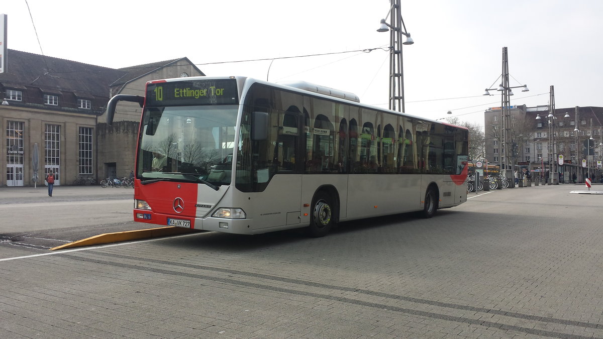Hier ist der KA VK 727 der VBK auf der Buslinie 10 zum Ettlinger Tor unterwegs. Gesichtet am Hauptbahnhof in Karlsruhe am 27.03.2018.